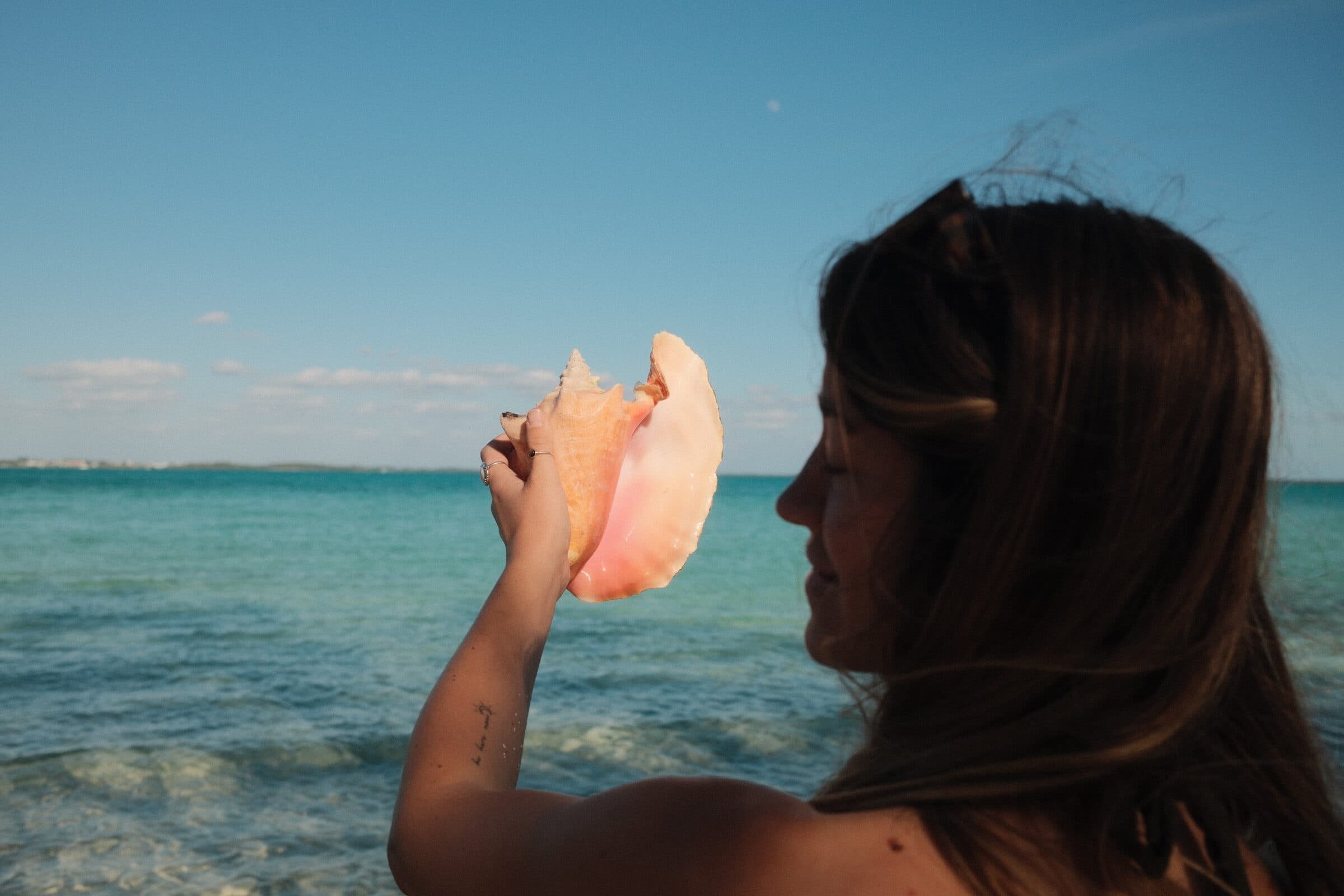 Woman holding conch shell — Exumas, Bahamas